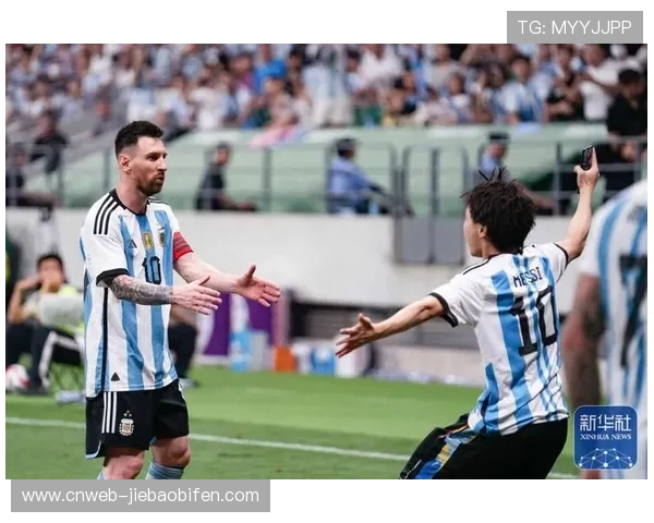 小球迷闯入球场拥抱球星，保安温情处理获点赞